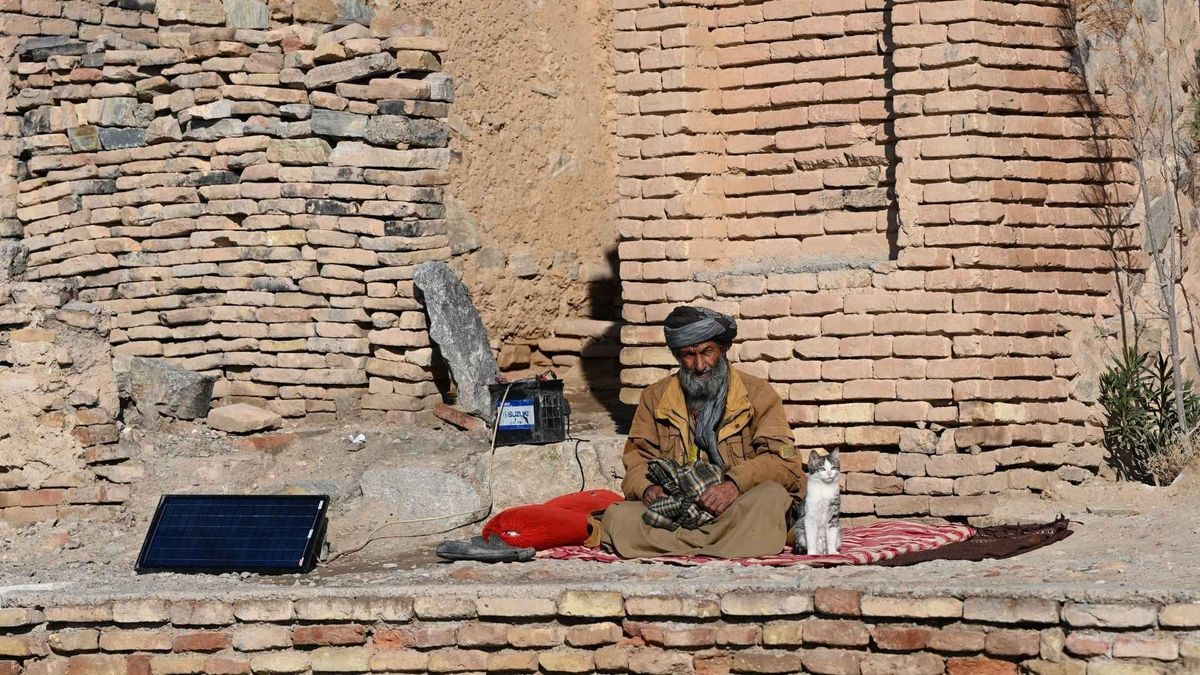 Equipos de rescate remueven escombros tras los bombardeos en el este de Afganistán.