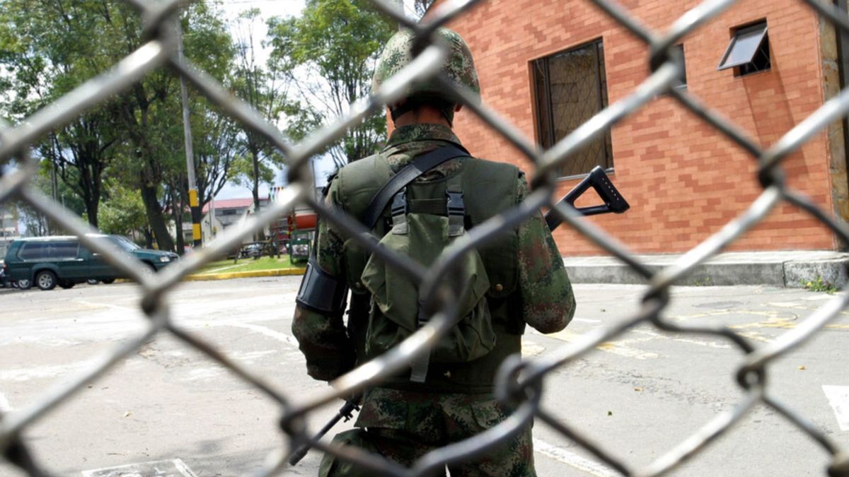 El Ejército informó que realizaba operaciones militares en la zona rural del municipio de Tibú cuando fueron atacados por varios hombres armados con explosivos.