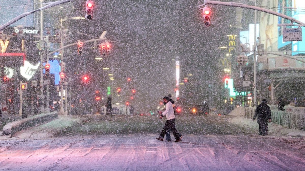El Servicio Nacional de Meteorología indicó que la caída de nieve podría alcanzar tres pulgadas por hora.