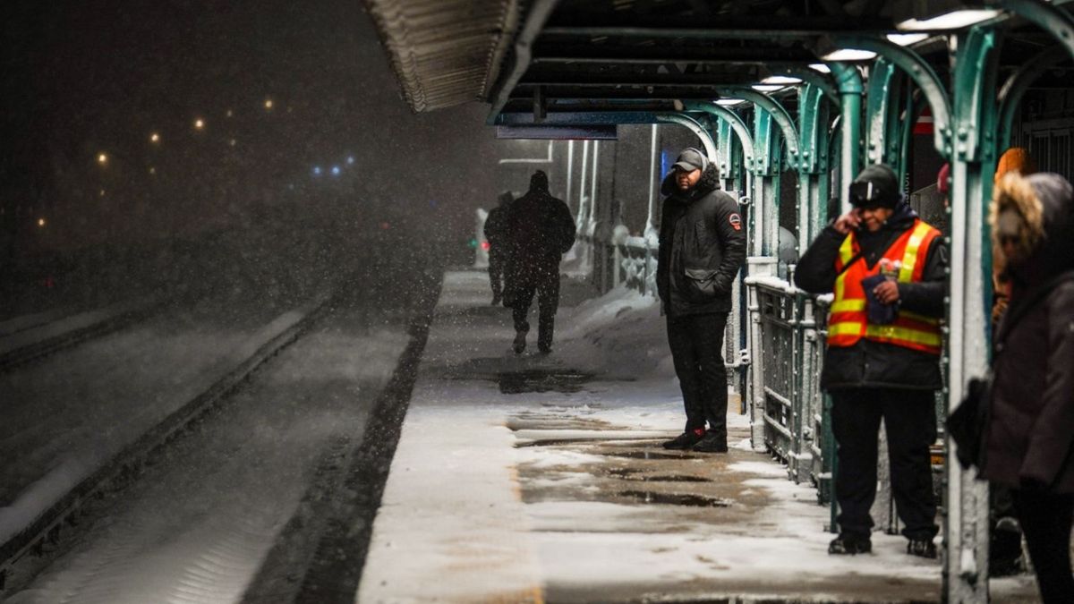 Calles de Manhattan cubiertas de nieve parcialmente visibles entre ventiscas.