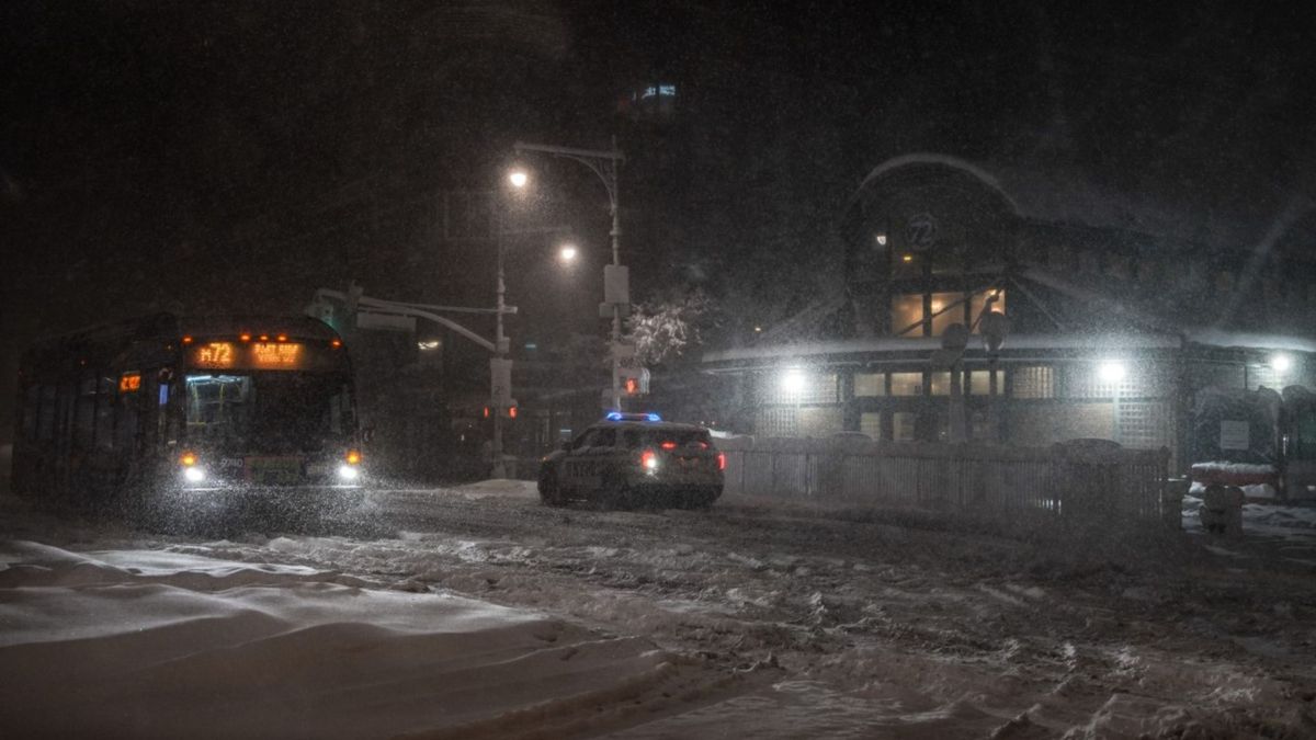 Las autoridades advierten que la nevada podría acumular hasta 24 pulgadas, con ráfagas de viento entre 45 y 60 mph.