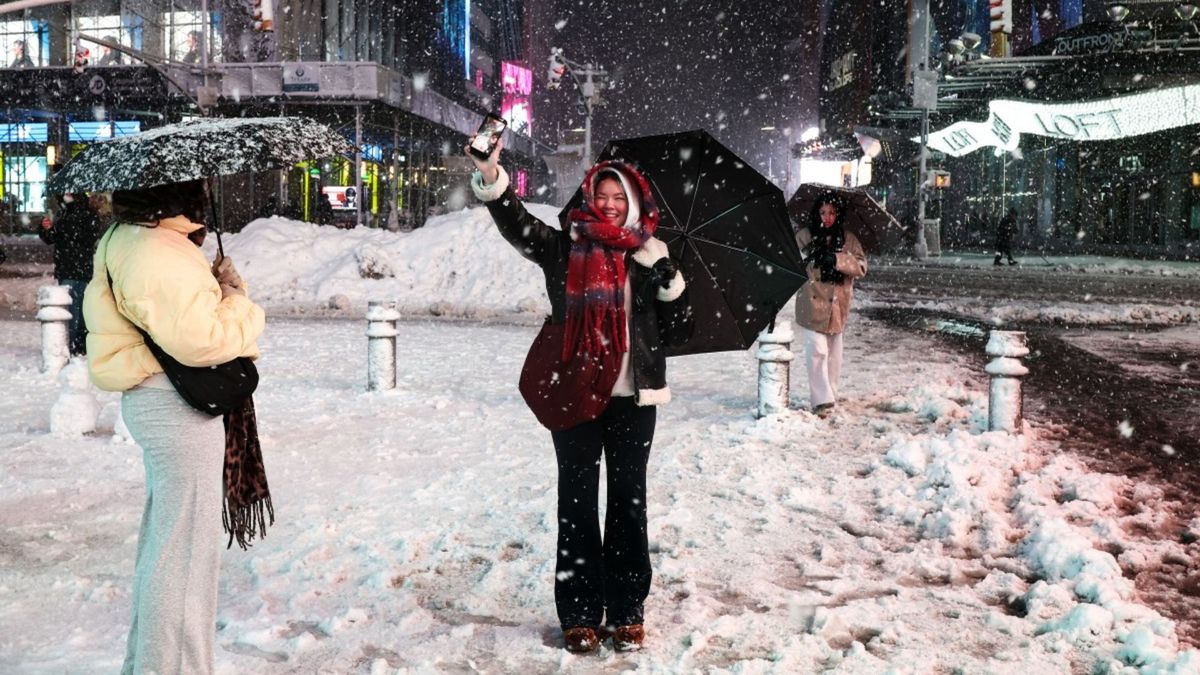 El alcalde Zohran Mamdani advirtió: “Nuestra ciudad enfrenta su segunda tormenta de nieve en menos de un mes. El viaje del lunes será extremadamente peligroso”.