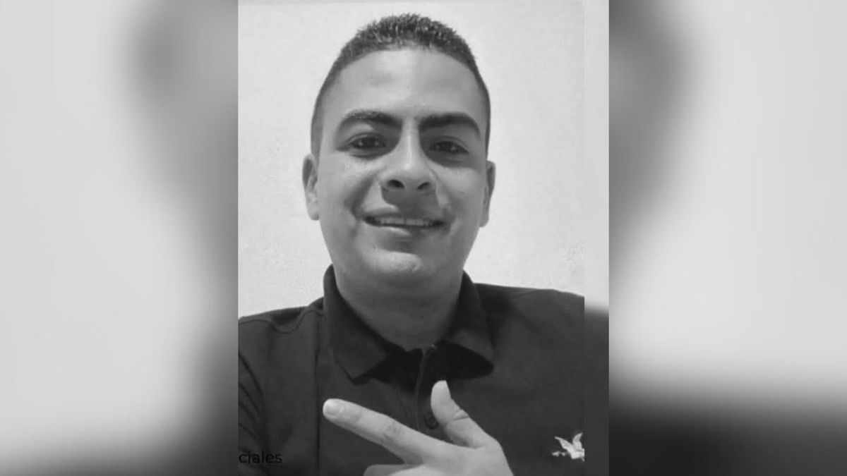 Se desplazaba en una moto junto a su esposa cuando fue atacado a disparos. Su compañera resultó herida.