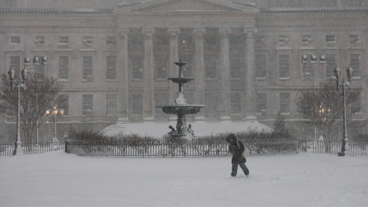 Los vientos también son un peligro. Se esperan ráfagas de 45 a 60 mph, con zonas costeras y los Twin Forks de Long Island alcanzando hasta 70 mph.