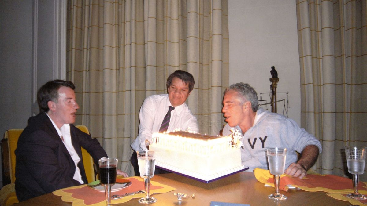 Exembajador del Reino Unido en EE. UU., Peter Mandelson (izq.) y a Jeffrey Epstein (der.)