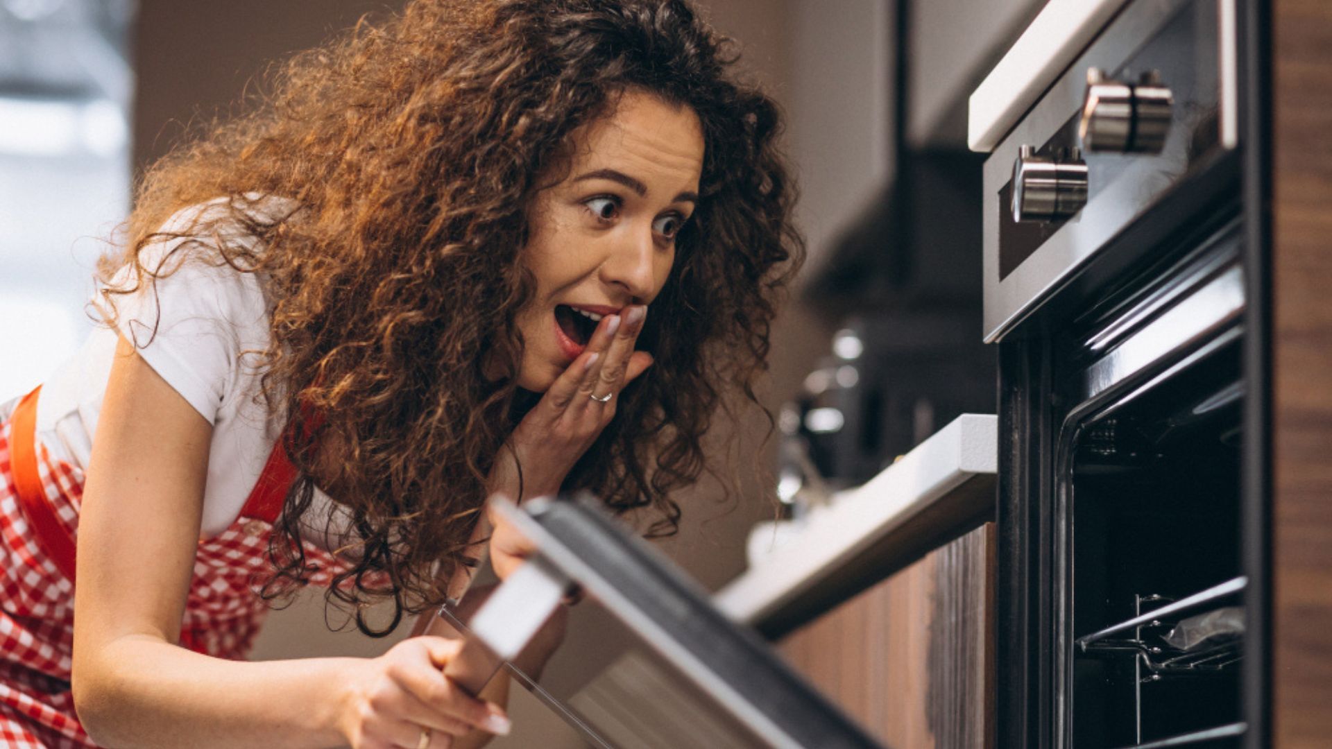 Los hornos de convección distribuyen el calor de manera uniforme gracias a ventiladores internos.