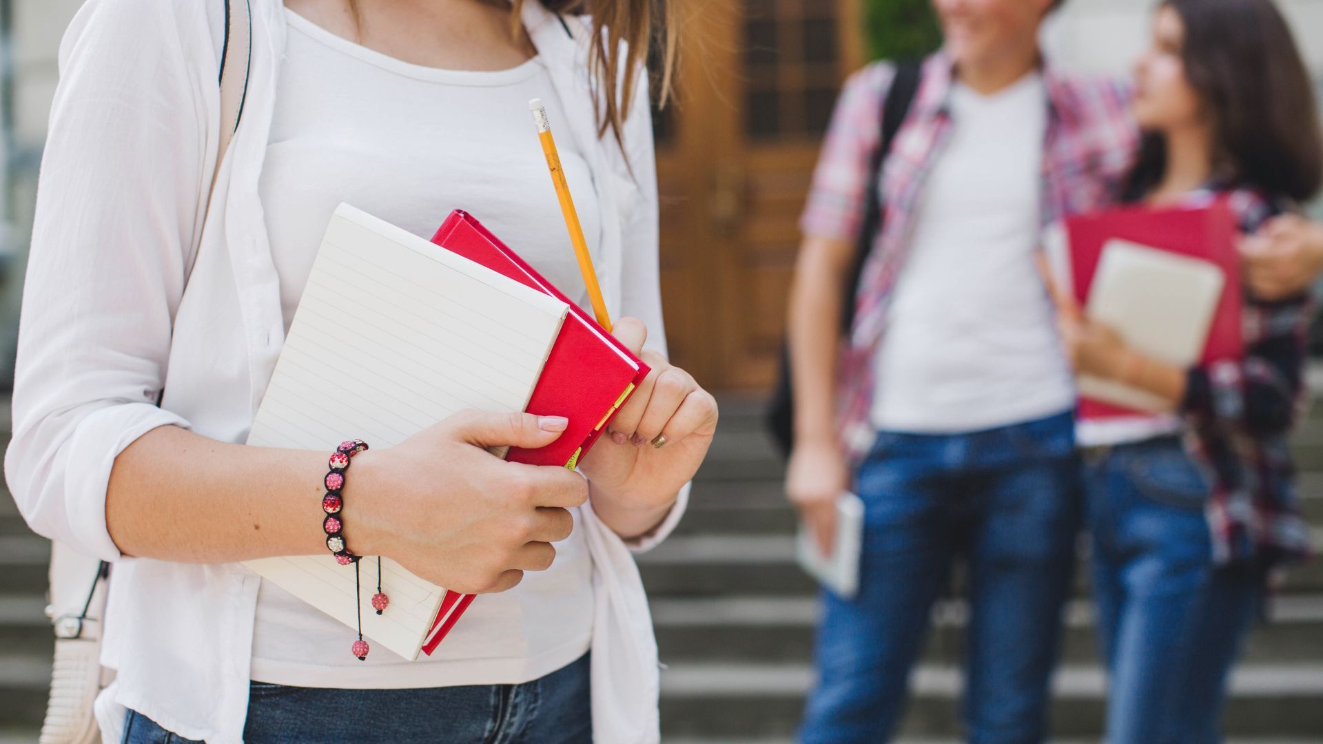 Los estudiantes deben cumplir con ciertos requisitos.