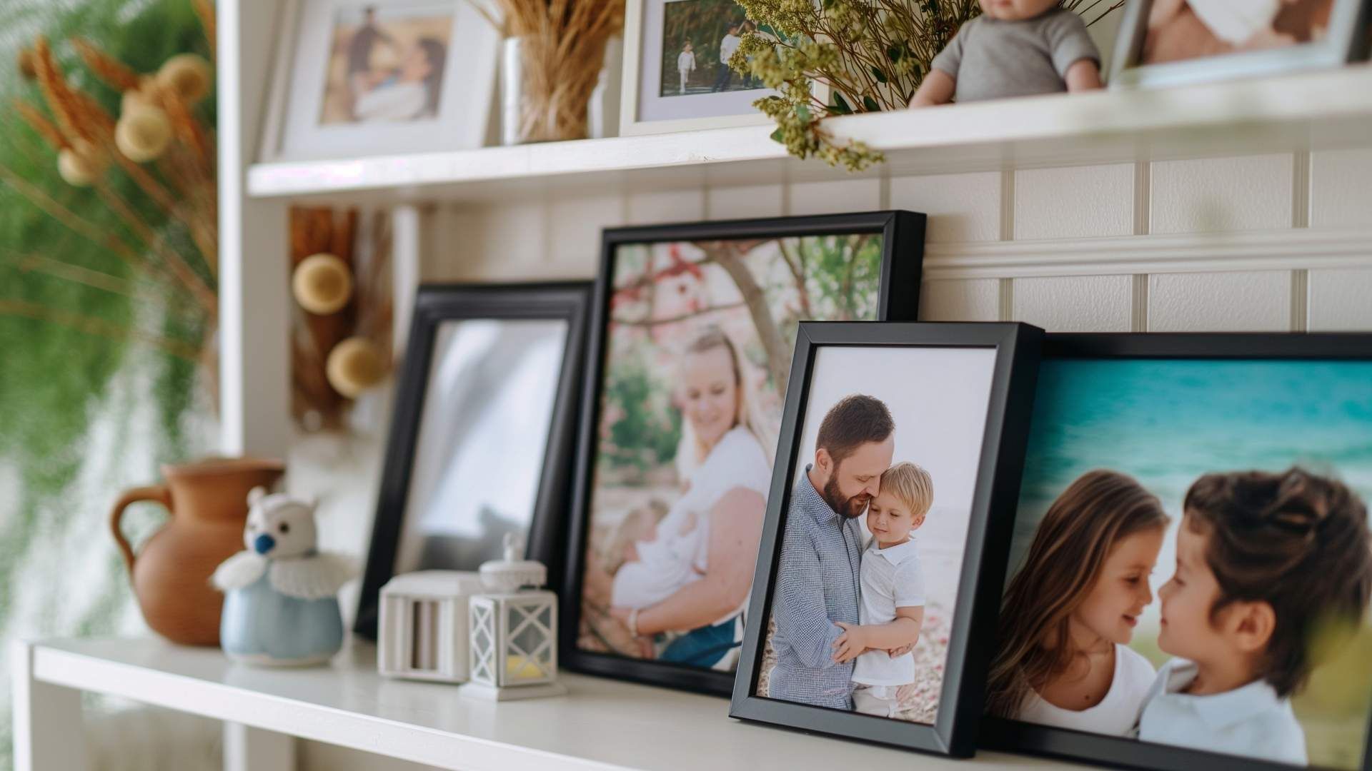 Las fotos familiares en la habitación pueden alterar la dinámica del matrimonio, según el feng shui.