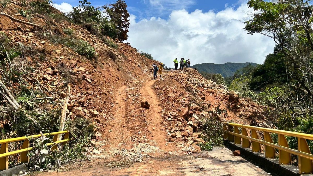 Deslizamiento vía Bogotá-Medellín.
