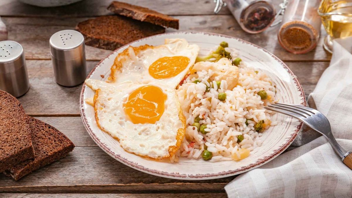 El arroz integral con huevo aporta proteína y carbohidratos para favorecer la síntesis muscular tras el ejercicio.