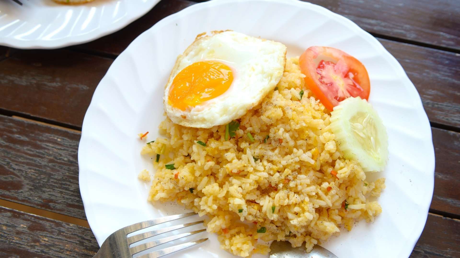 Plato de arroz con huevo recomendado tras el entrenamiento para favorecer la recuperación muscular.