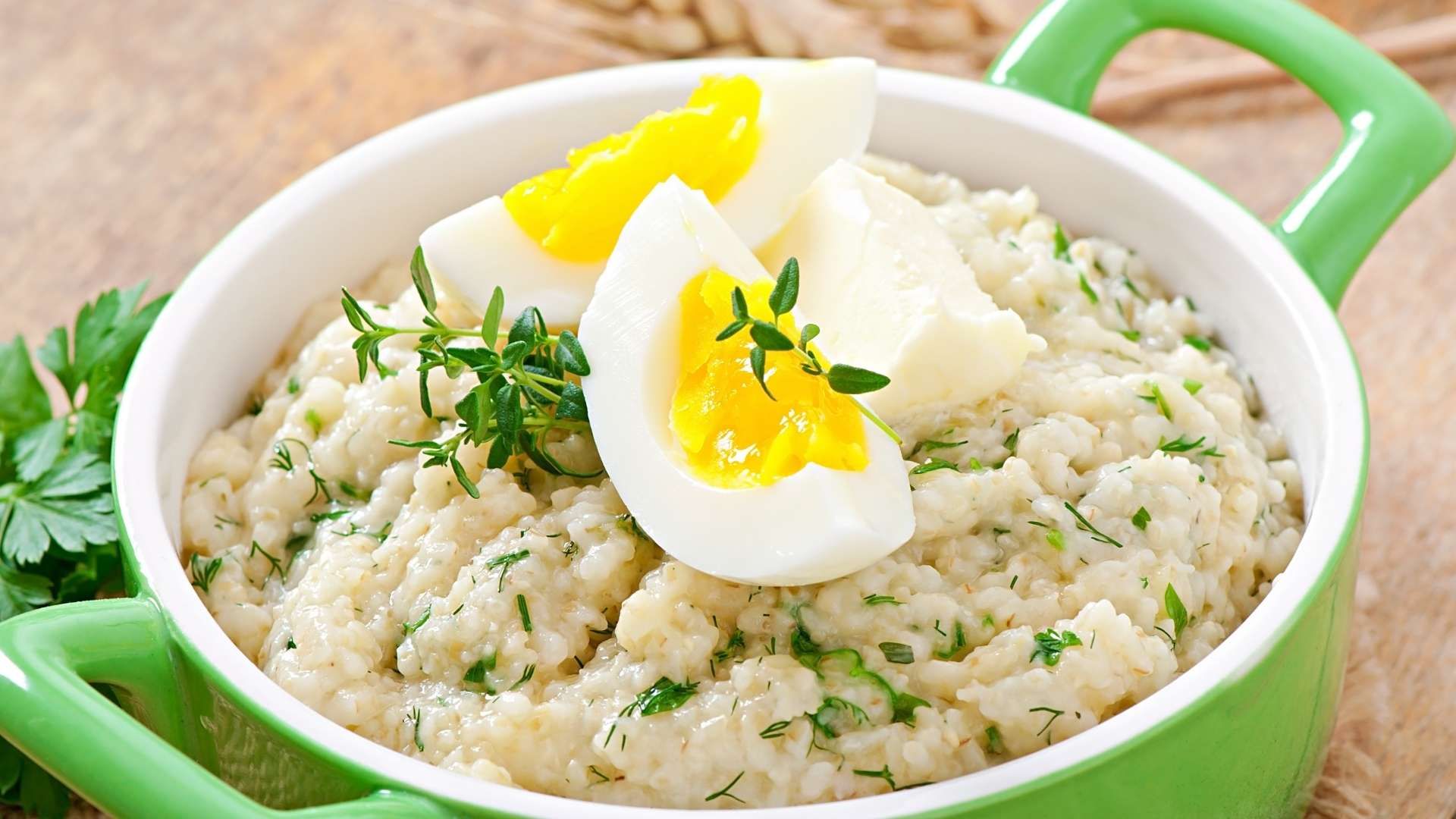 El consumo de arroz integral aporta energía y el huevo aminoácidos esenciales para la síntesis muscular.