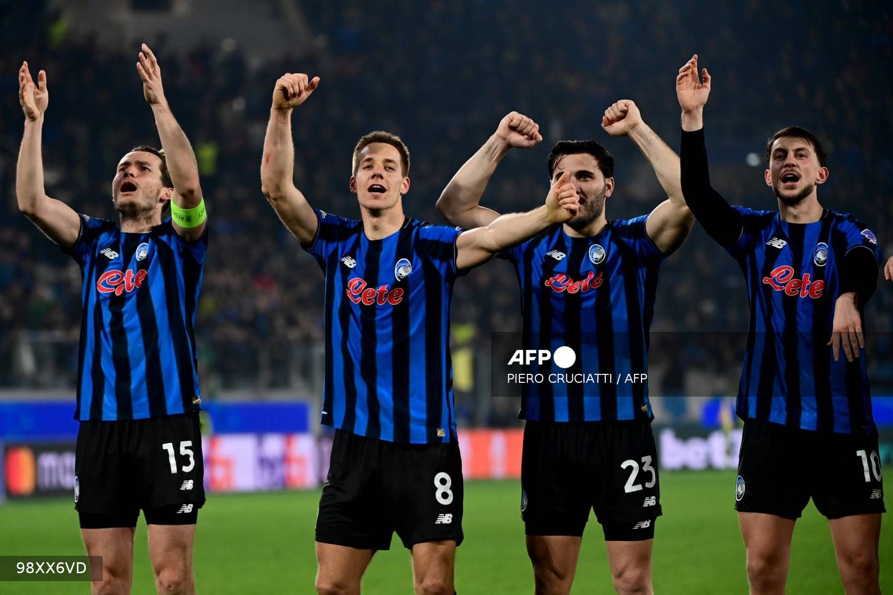 El equipo de Bérgamo goleó a Borussia Dormunt y clasificó a Octavos de final.