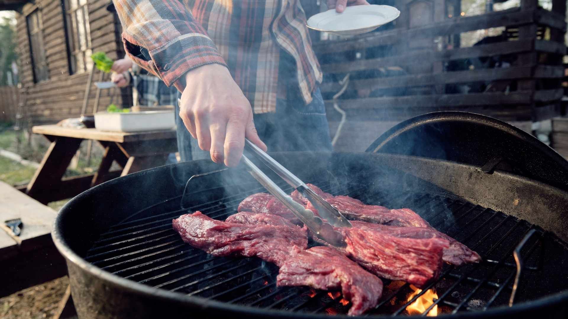 El chef argentino recomendó evitar gasolina y usar métodos naturales para prender el carbón.