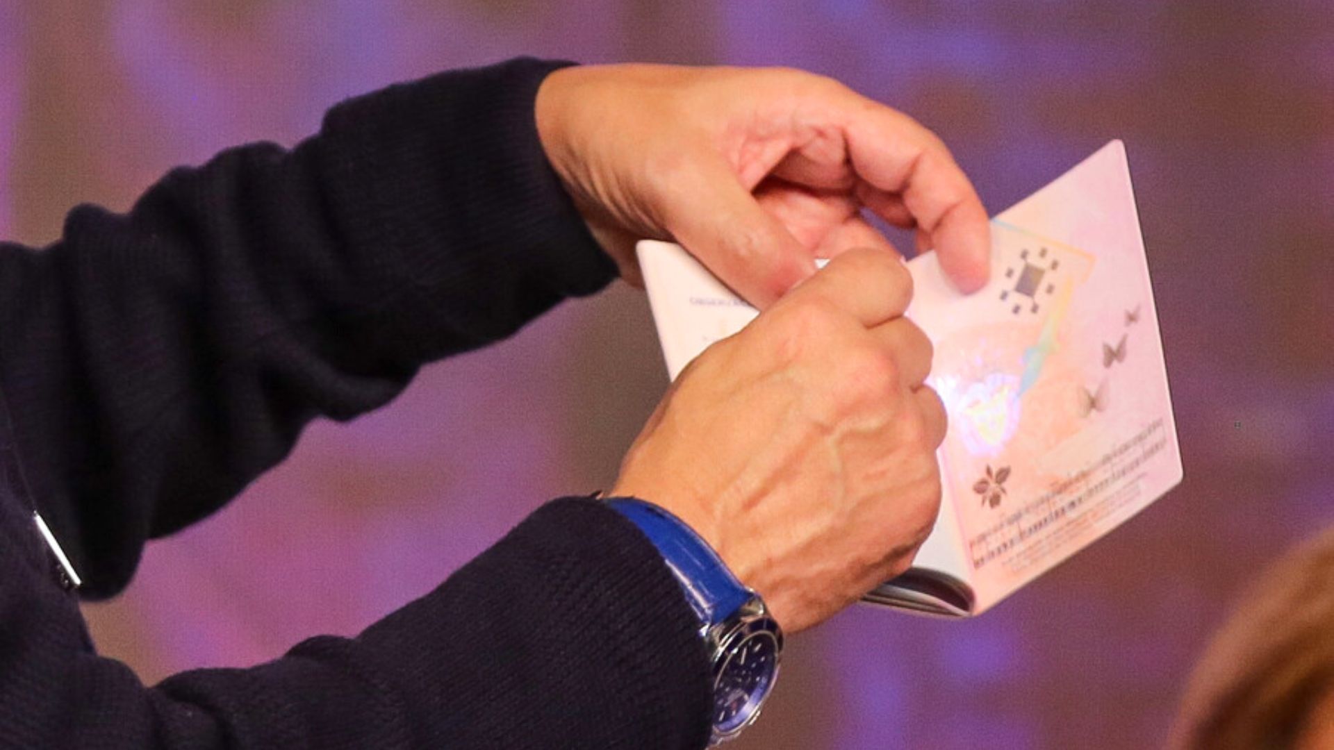 Las autoridades aclararon que los pasaportes vigentes seguirán siendo válidos hasta la fecha de vencimiento y que no será obligatorio cambiarlos antes de tiempo.