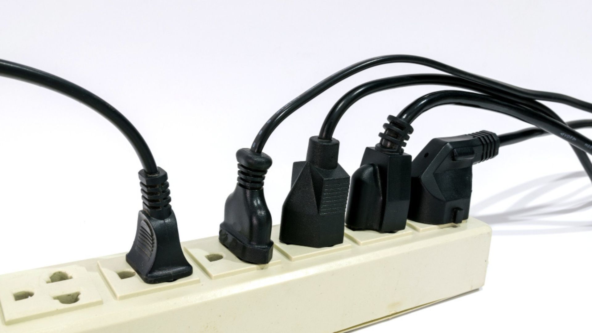 Los orificios en la clavija ayudan a que el enchufe quede mejor sujeto al tomacorriente.