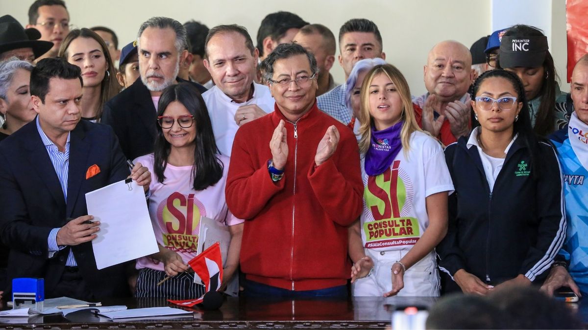 En mayo, antes de decretar la consulta popular, el presidente Gustavo Petro se la presentó al Congreso junto a miembros de su gobierno y congresistas afines.
