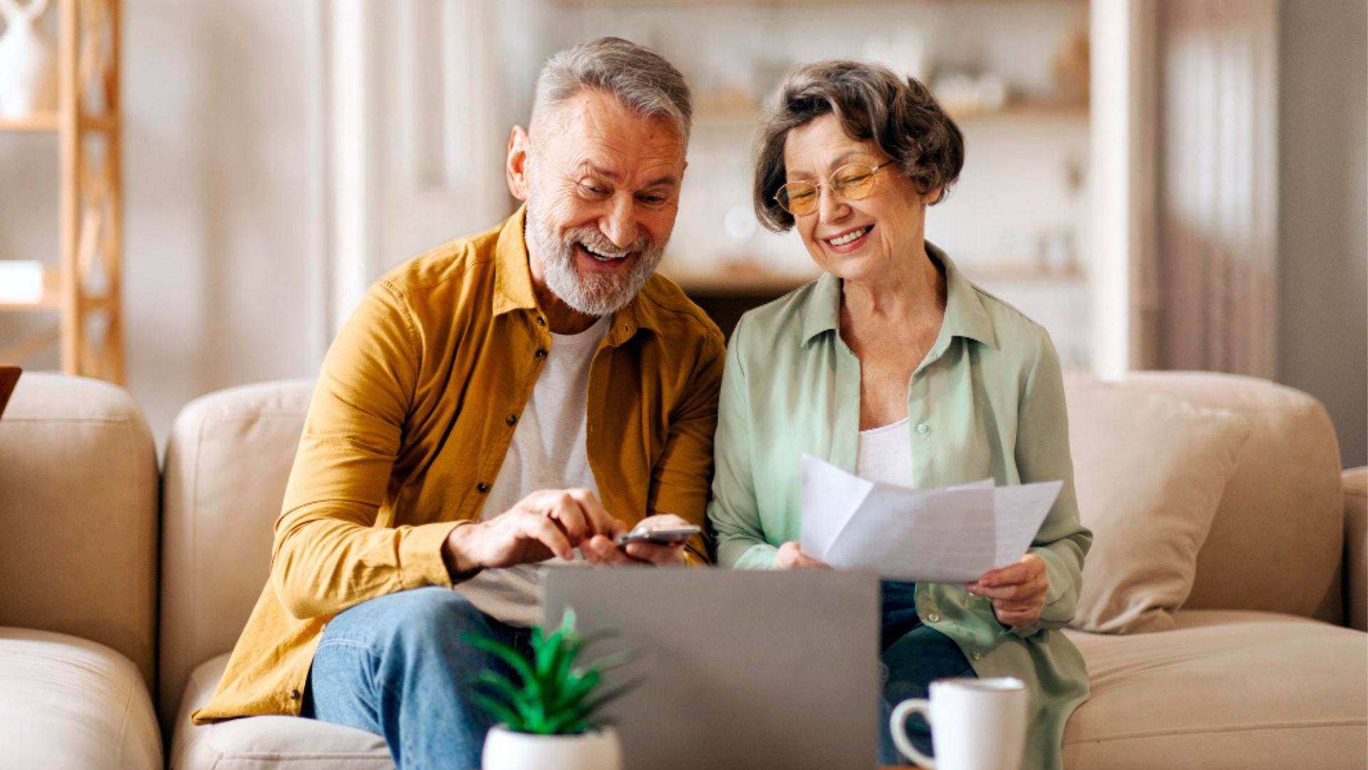 El tribunal dejó claro que esta misma regla se aplica también cuando la pensión se obtiene sumando las semanas cotizadas tanto en Colombia como en el Reino de España. 