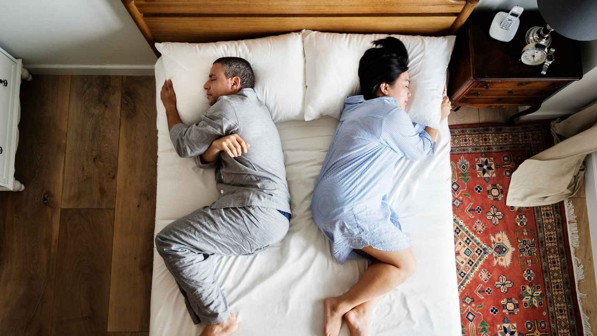 Dormir en habitaciones separadas puede reducir interrupciones y mejorar la calidad del sueño, según expertos.