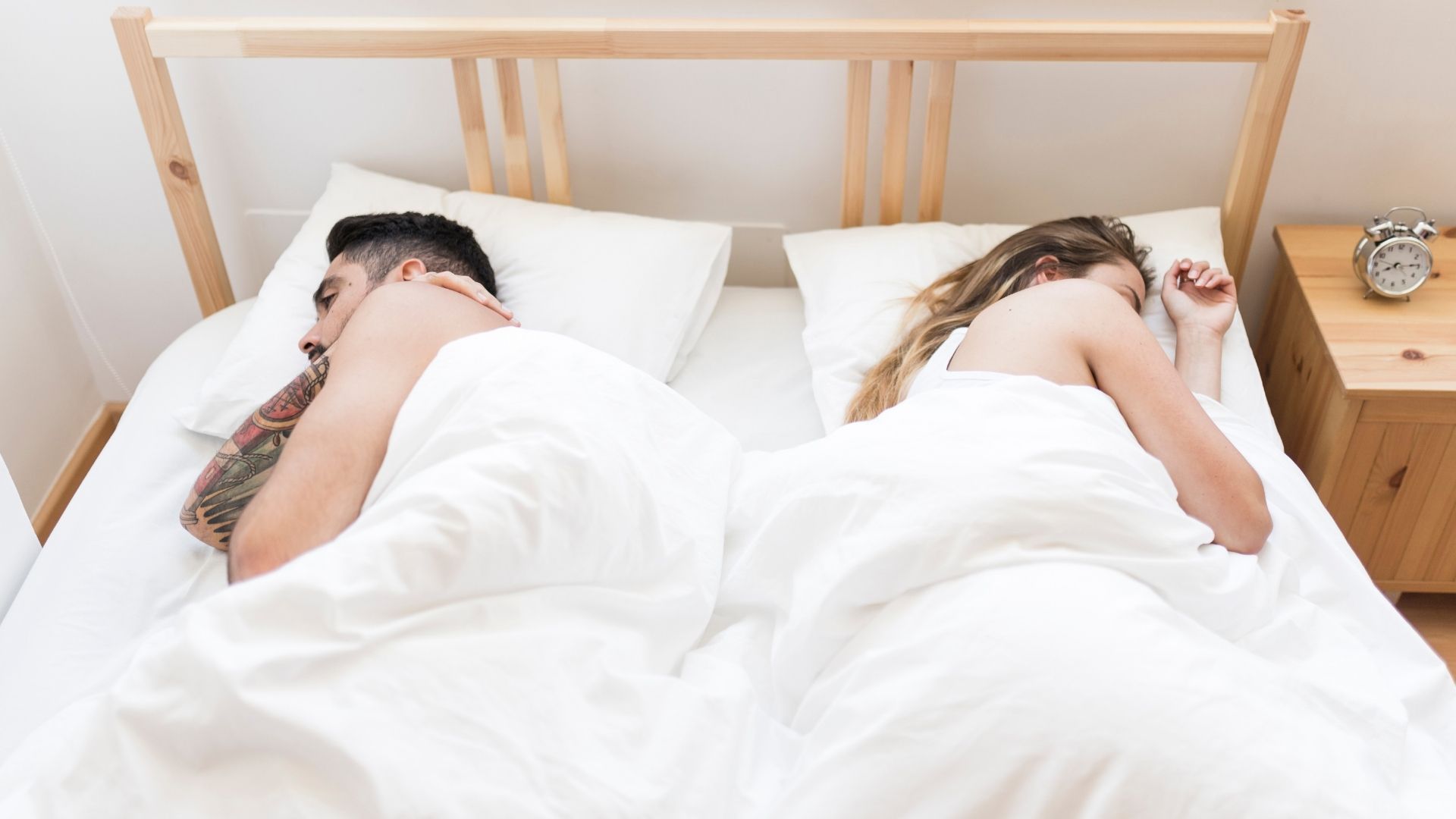 El sleep divorce consiste en que las parejas duerman en camas o habitaciones separadas para mejorar el descanso.