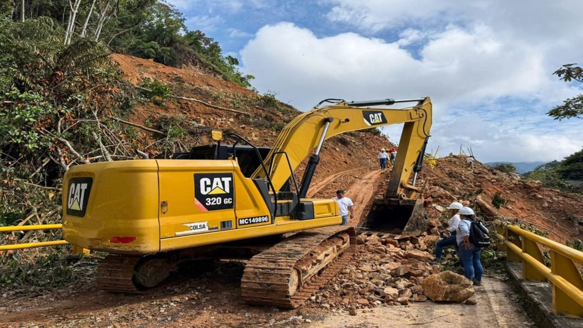 Cierre de la carretera por deslizamiento. Invías trabaja en la remoción de tierra.