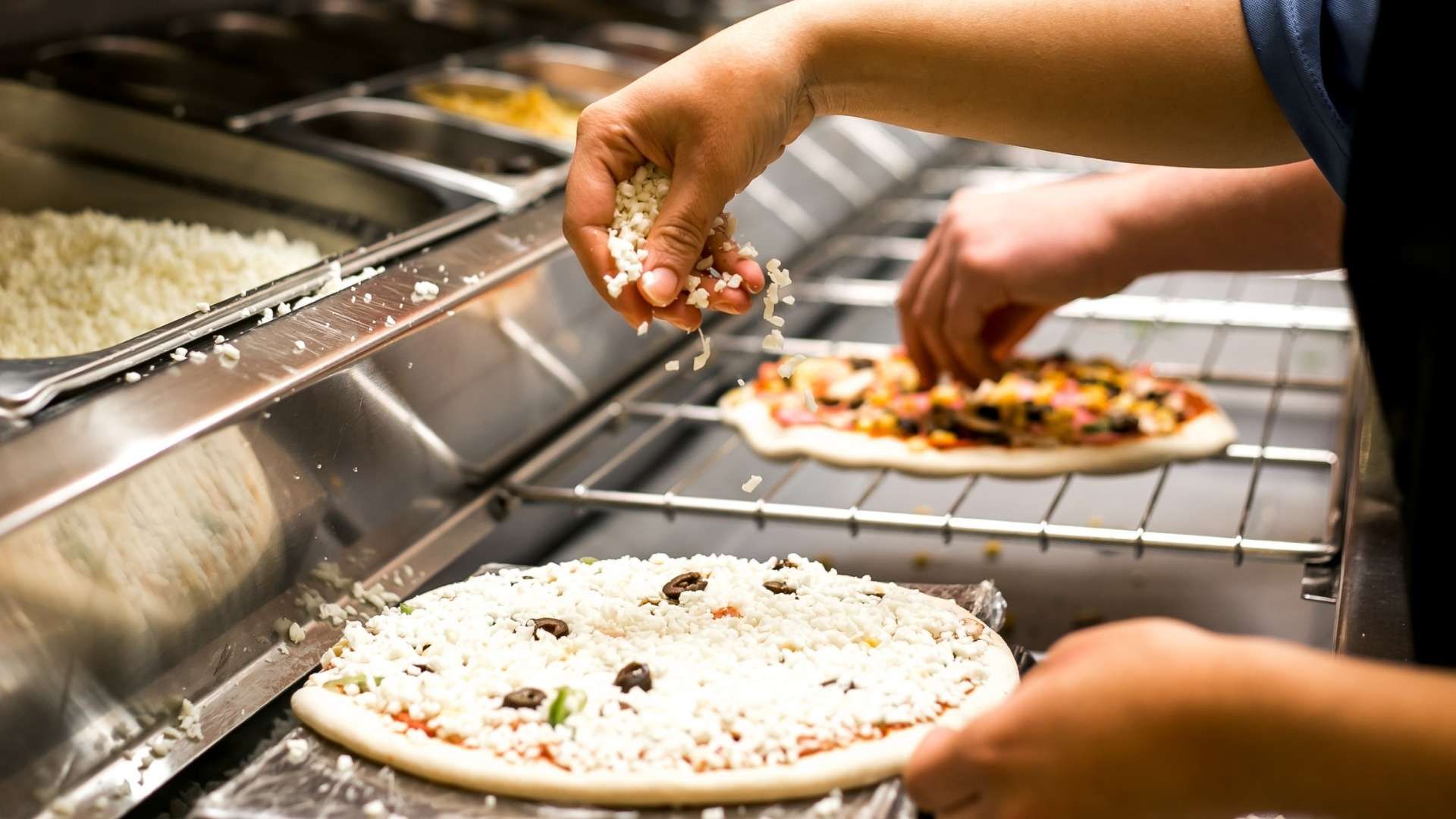 Cadena de pizzas anuncia 300 cierres por bajo rendimiento.