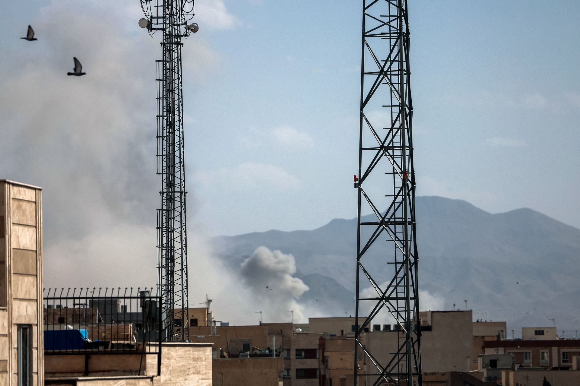 Irán e Israel cierran espacio aéreo