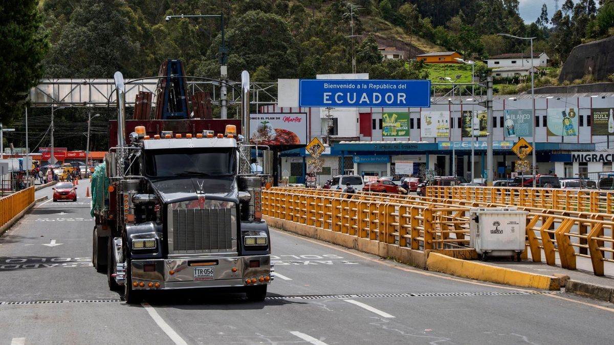 Un camión cruza el Puente Internacional Rumichaca, en la frontera entre Colombia y Ecuador, en Ipiales (departamento de Nariño)