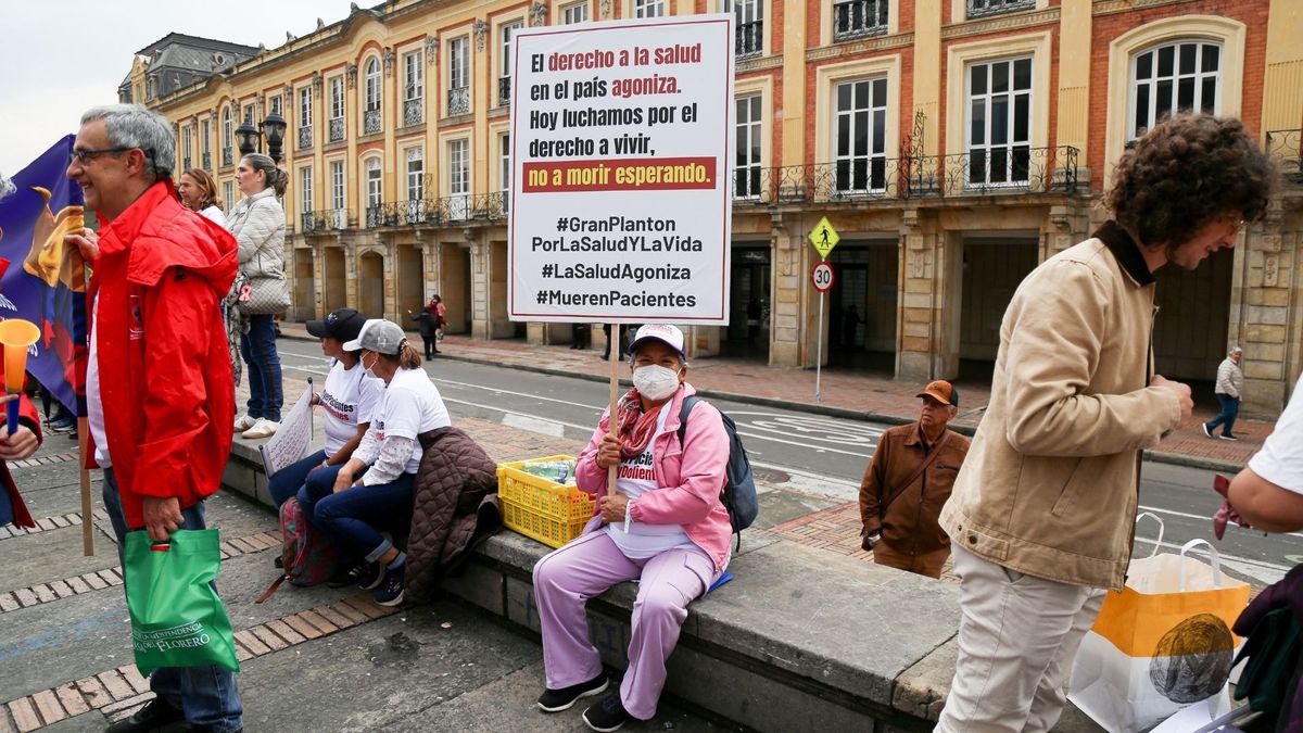 En varias ocasiones durante el gobierno de Gustavo Petro, los pacientes con enfermedades huérfanas, sus familiares y funcionarios del sector salud se han manifestado por la no entrega de medicamentos y las fallas del sector sanitario.