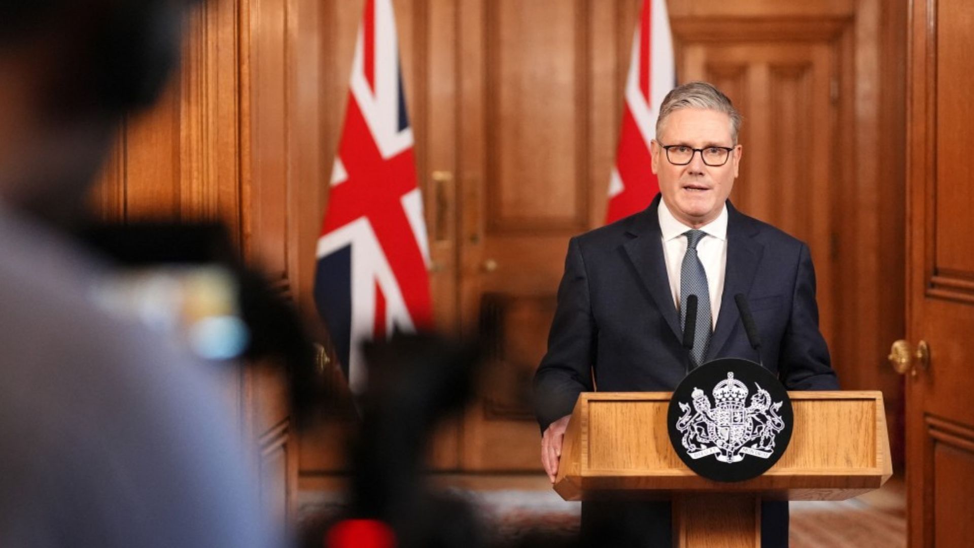 El primer ministro instó a la población británica en la región afectada estar en refugios.