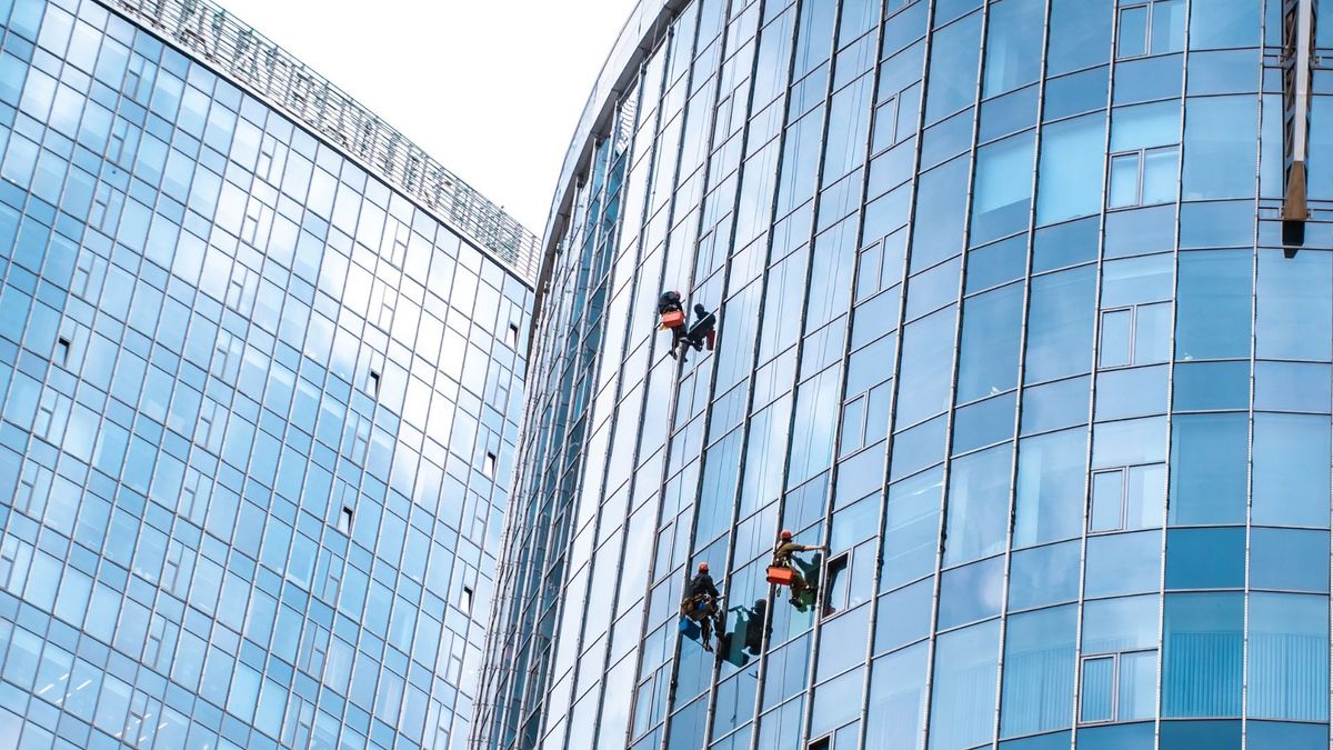 El empleo de alpinista industrial es arriesgado.