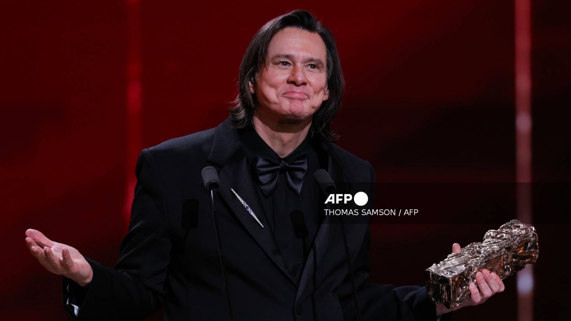 Jim Carrey emocionado recibe el César honorario en París, acompañado de su familia y amigos.