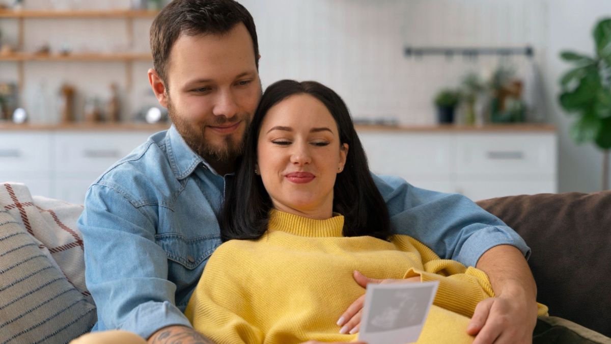 De acuerdo con información oficial, la madre sí debe tomar de manera obligatoria las primeras 12 semanas después del parto, y las seis restantes pueden ser cedidas al padre si así lo deciden.