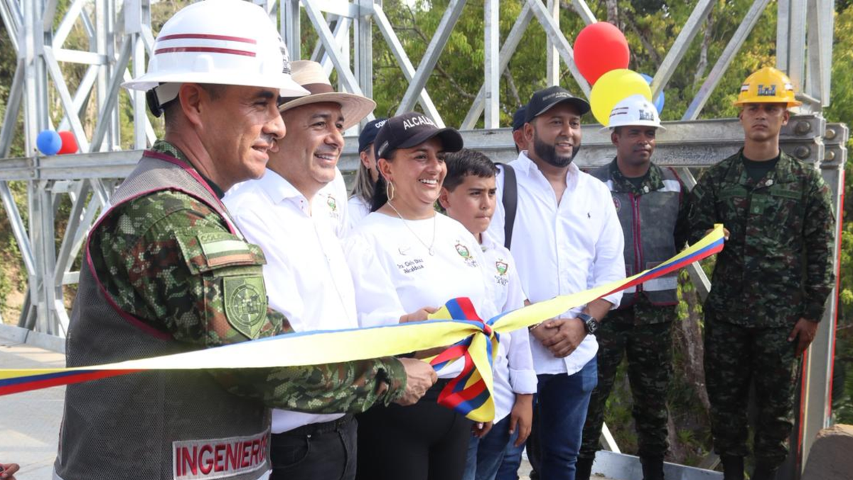 Puente metálico construido por los ingenieros militares en La Paz, Santander.