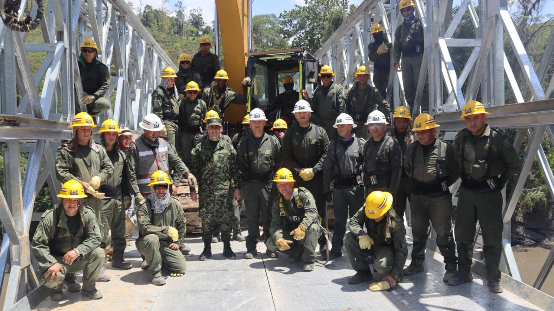 Puente metálico construido por ingenieros militares en La Paz, Santander. 