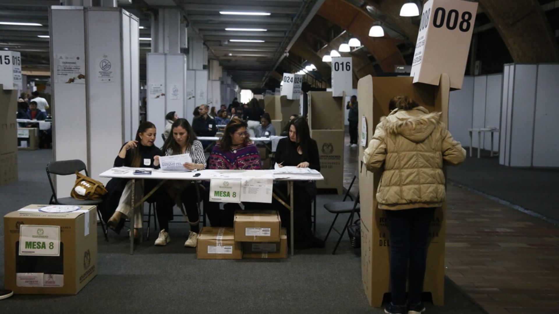 Después de depositar el tarjetón en la urna, el votante debe reclamar el certificado electoral. Este documento deja constancia de su participación en la jornada y puede ser necesitado en un futuro.