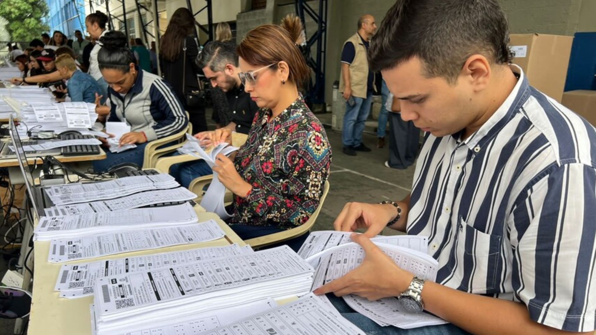 En cuanto a los servidores públicos, la norma establece que no pueden utilizar su cargo para influir en el proceso electoral. 