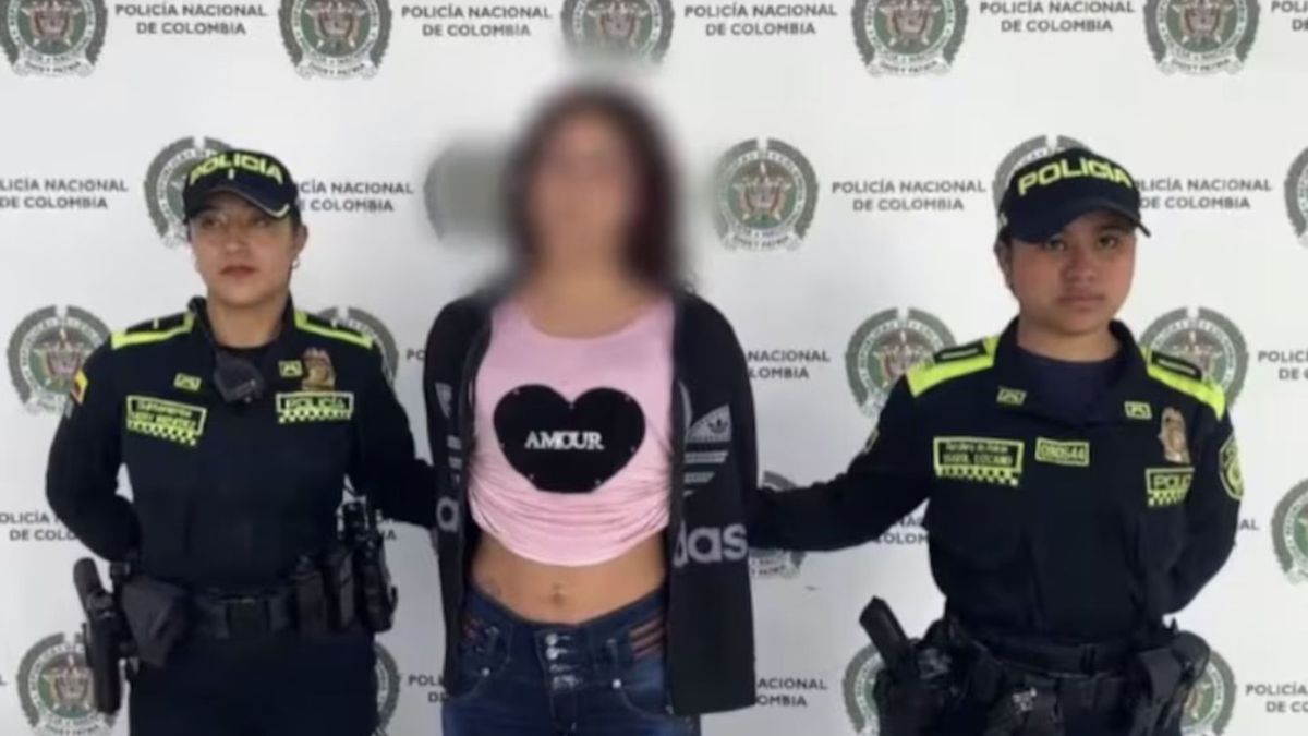 Capturan mujer que le arrojó químico a vigilante de TransMilenio, por no dejarla 'colar'.