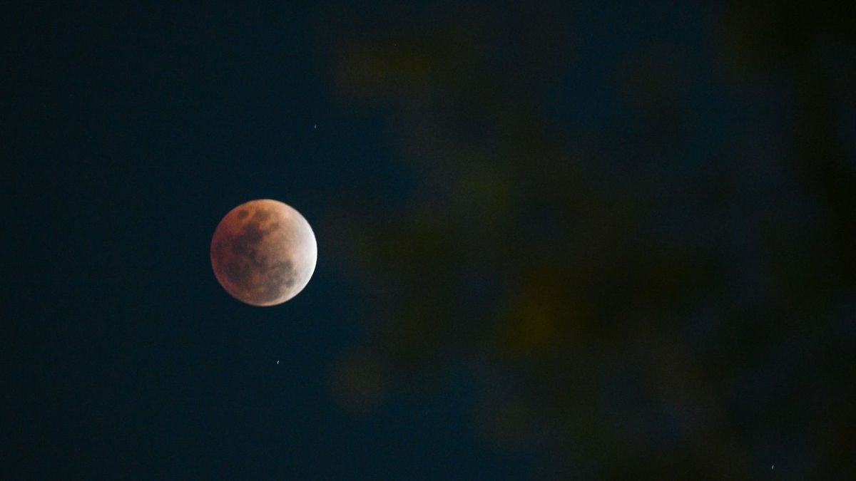 La Luna de Sangre se observa en Ciudad de México durante el eclipse lunar total del 3 de marzo de 2026.