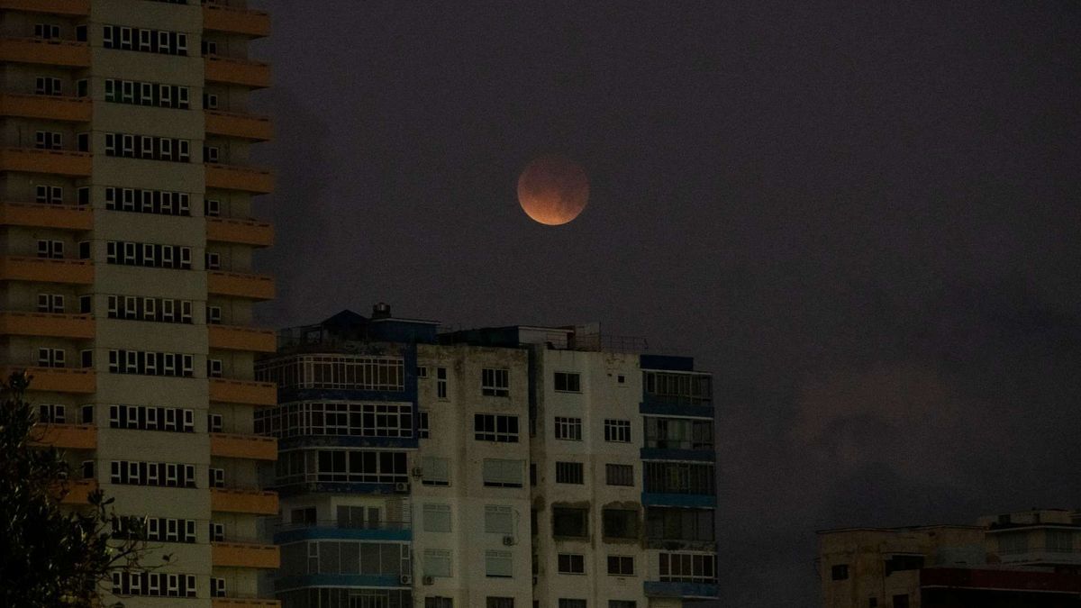 La Luna de Sangre sobre La Habana durante el eclipse lunar total del 3 de marzo de 2026.