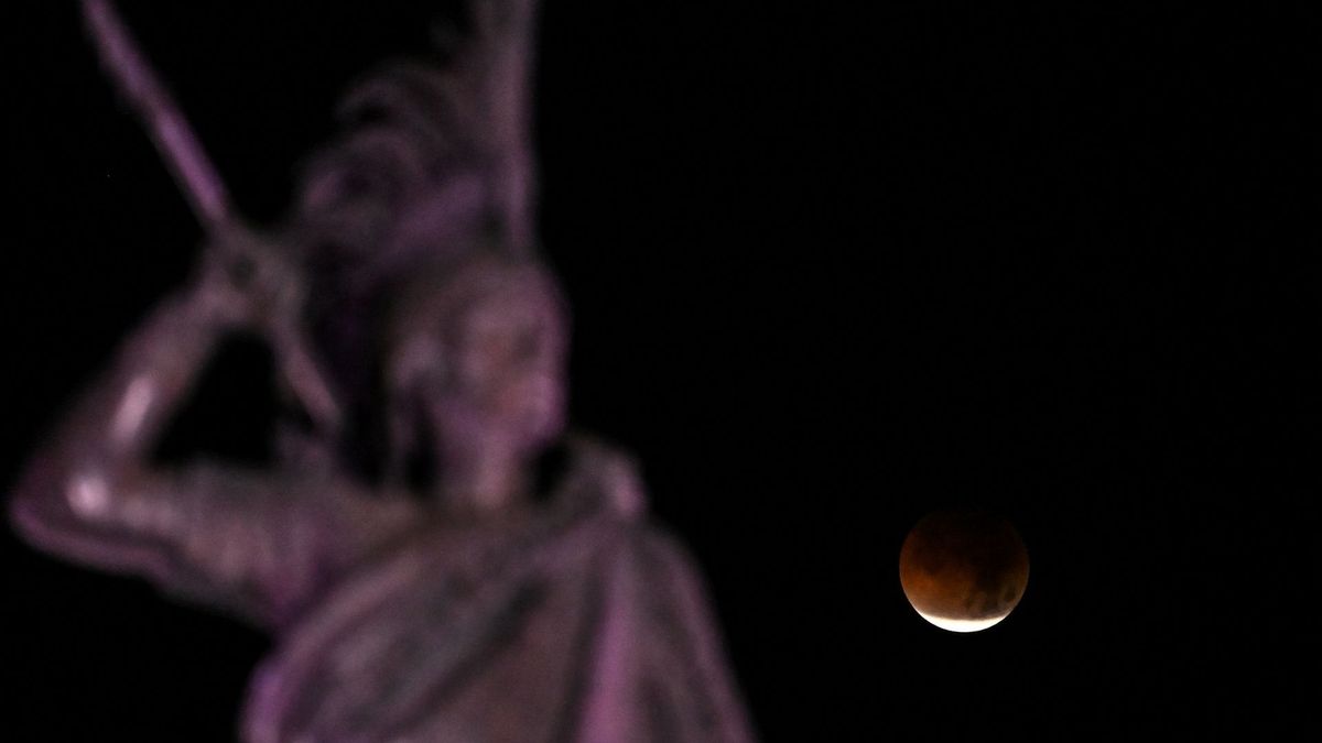 La Luna de Sangre se observa junto al Monumento a Cuauhtémoc en Ciudad de México.