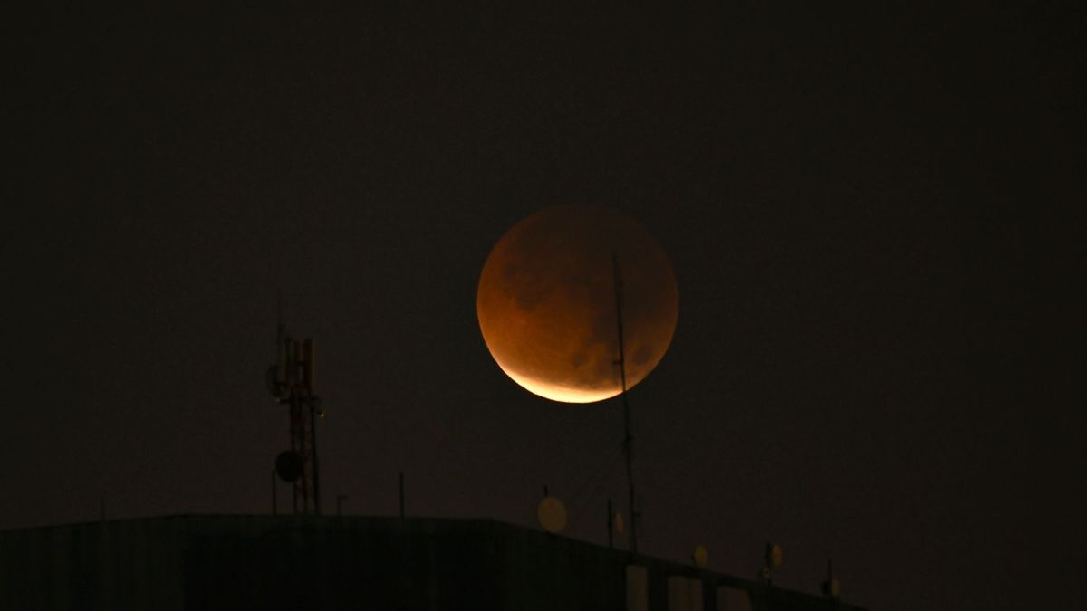 La Luna de Sangre se alza sobre Ciudad de Panamá durante un eclipse lunar total.