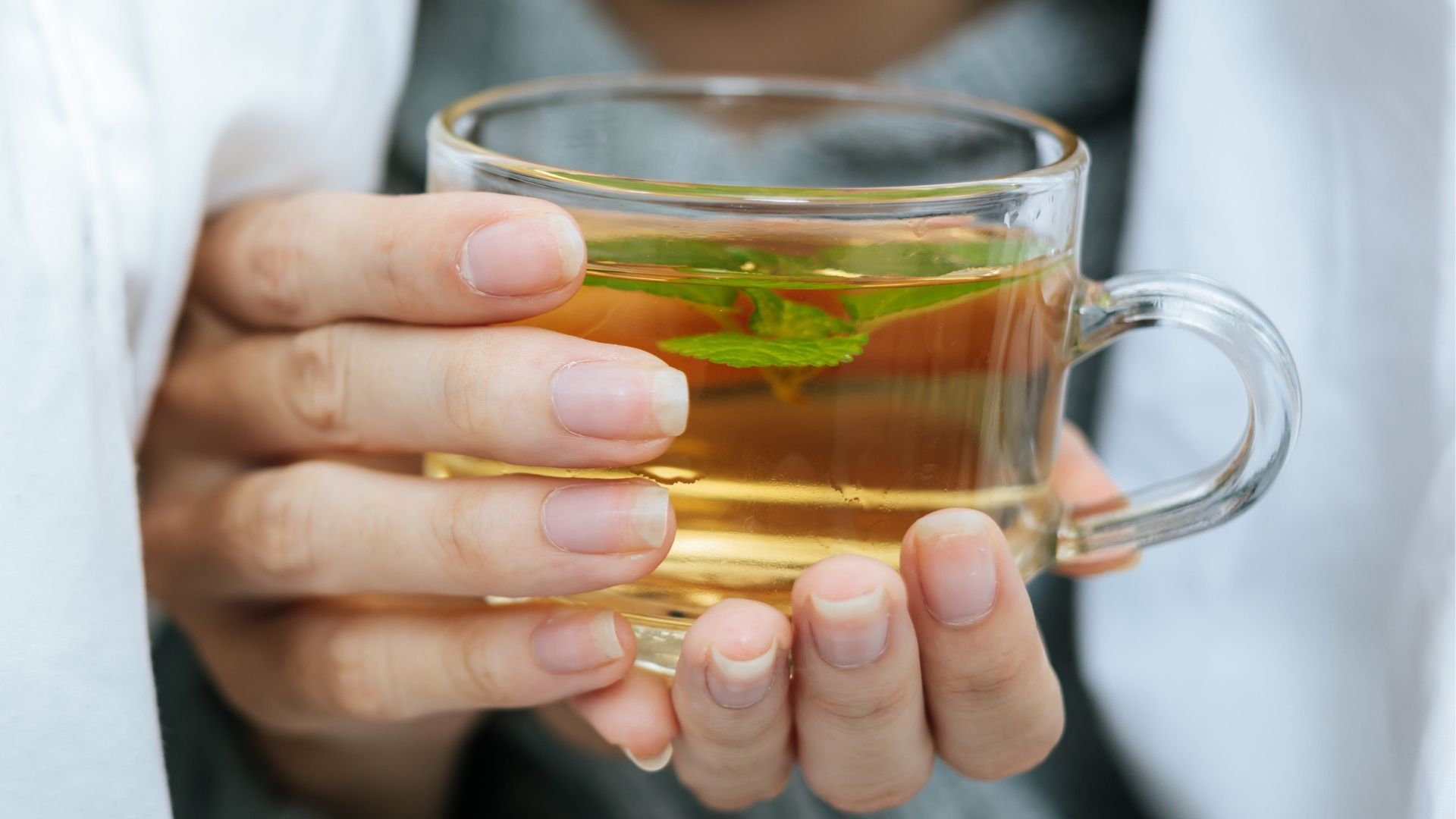 Hidratación, dieta suave e infusiones: claves para aliviar el malestar estomacal.