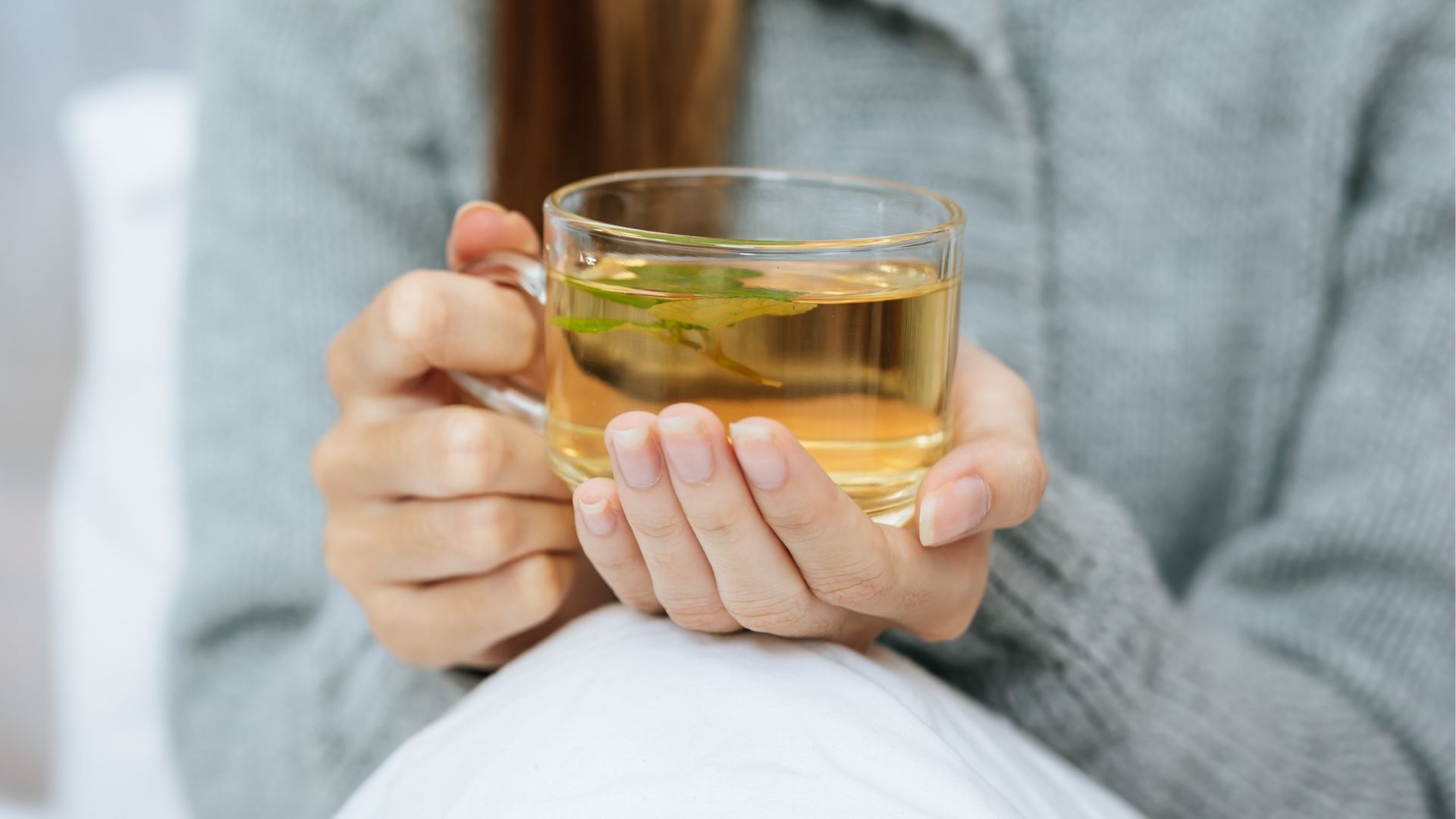 Jengibre, manzanilla y más opciones para calmar el dolor de estómago leve.