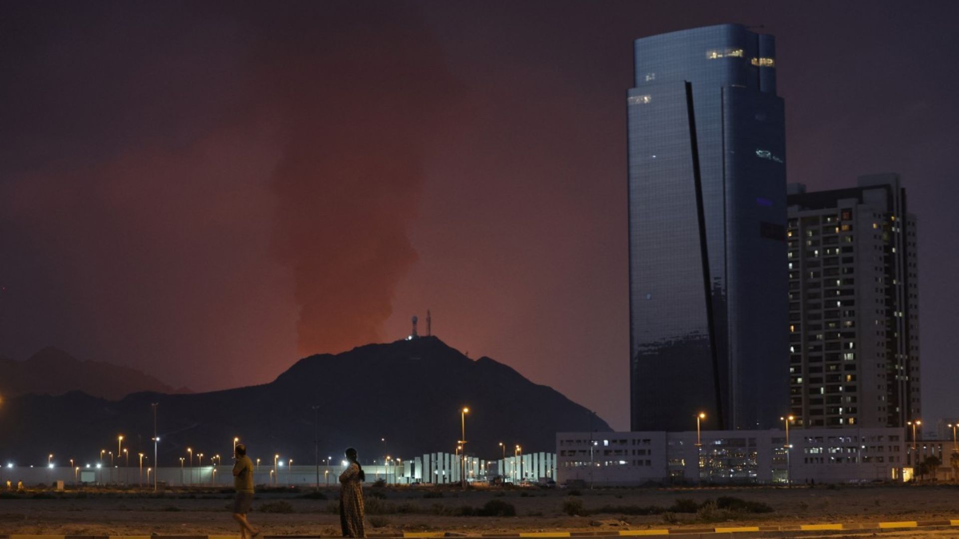 Más de 20.000 personas se han visto afectadas por cancelaciones desde el cierre de aeropuertos en Emiratos Árabes Unidos.