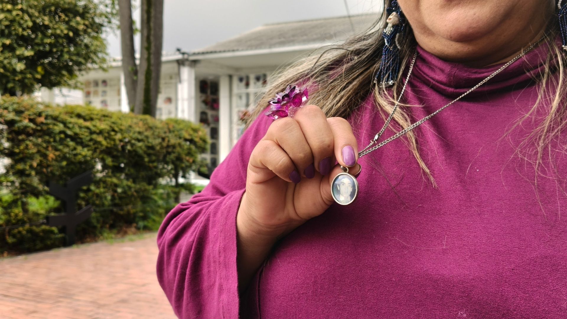 Pilar Navarrete lleva un collar con la imagen de su esposo, Héctor Beltrán, quien desapareció tras el holocausto del Palacio de Justicia. Ya recuperó sus restos, pero otra familia quedó desamparada.