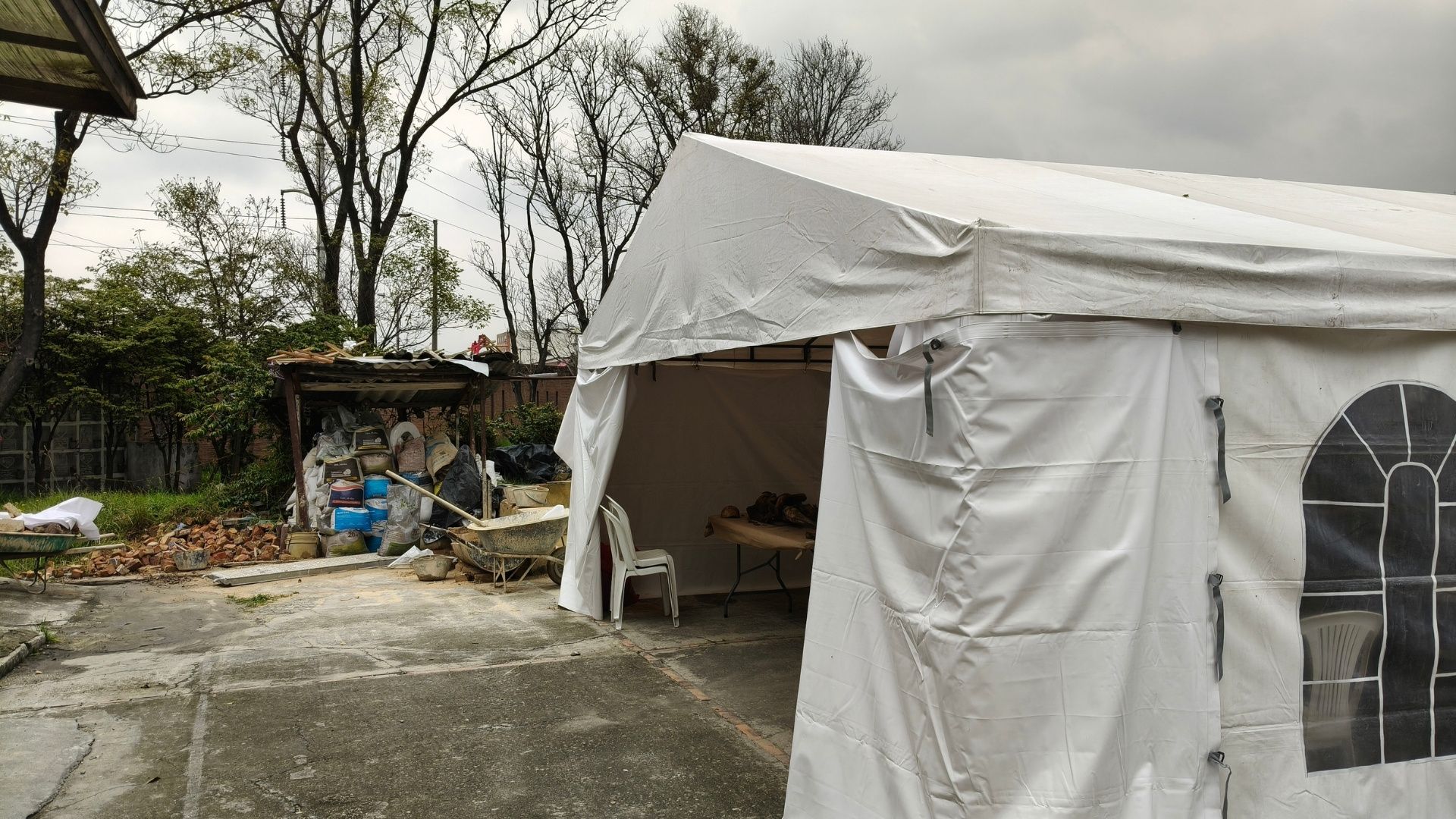 La Unidad de Búsqueda levantó una carpa blanca para avanzar en labores de identificación de los cuerpos exhumados. Los cadáveres solo cuentan con su número de informe de necropsia y el año de su muerte.