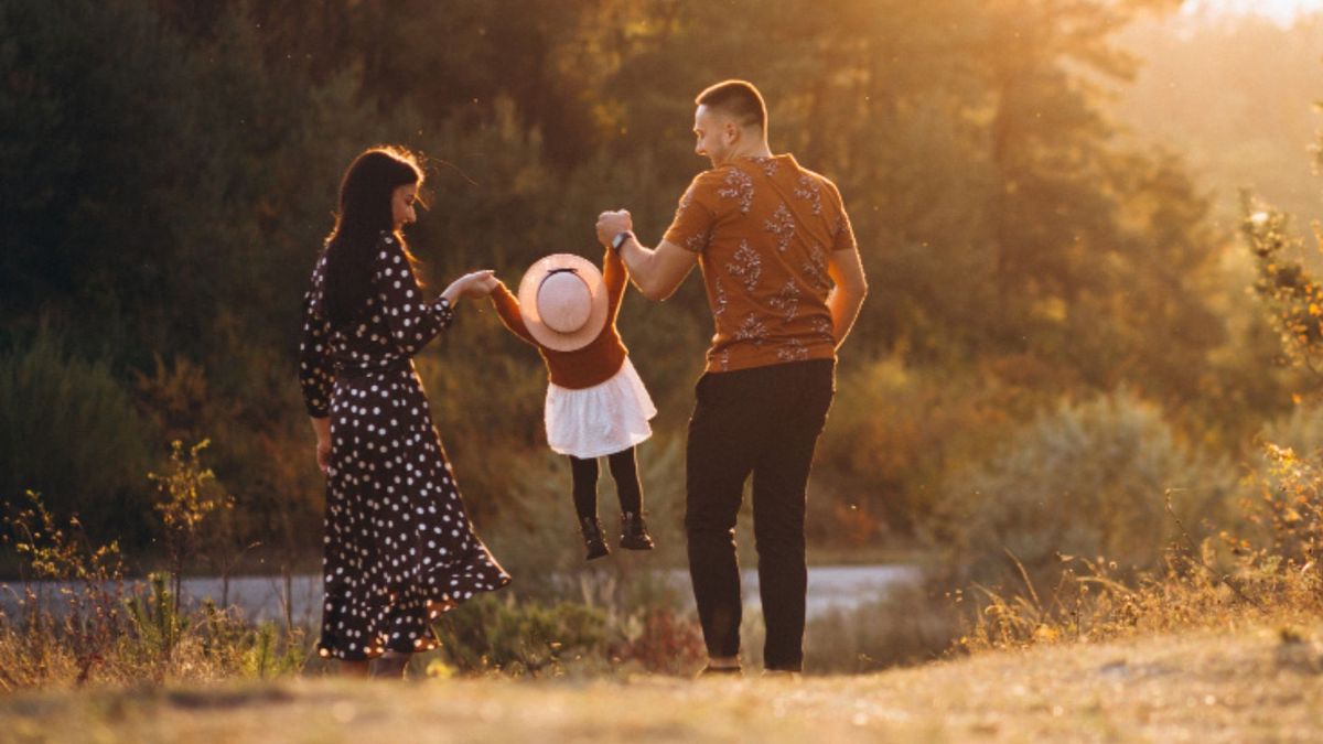 Se busca garantizar que el menor pueda contar con el acompañamiento permanente de sus padres durante el proceso de adaptación.