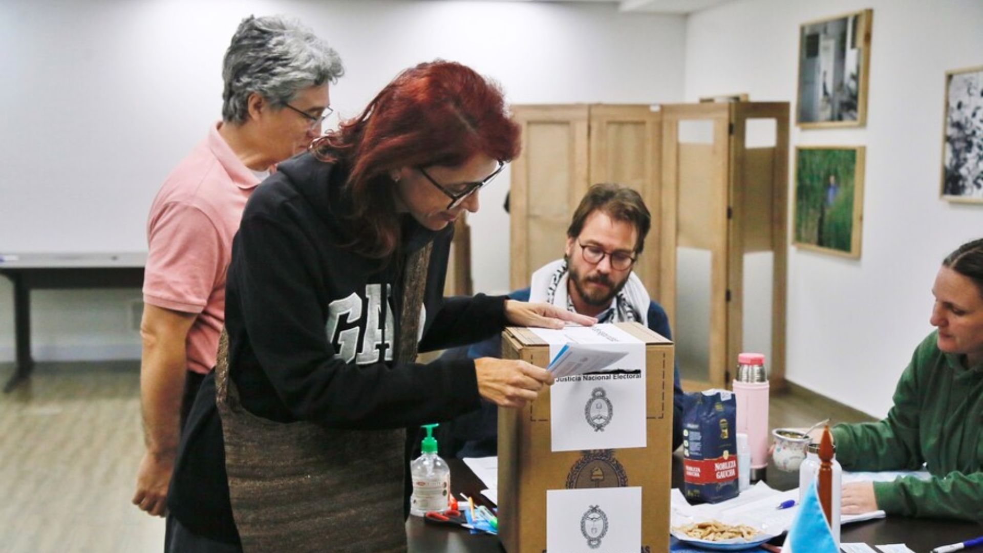 El dispositivo solo puede usarse para mostrar la cédula digital y debe guardarse inmediatamente después de que el jurado verifique la identidad del votante. 