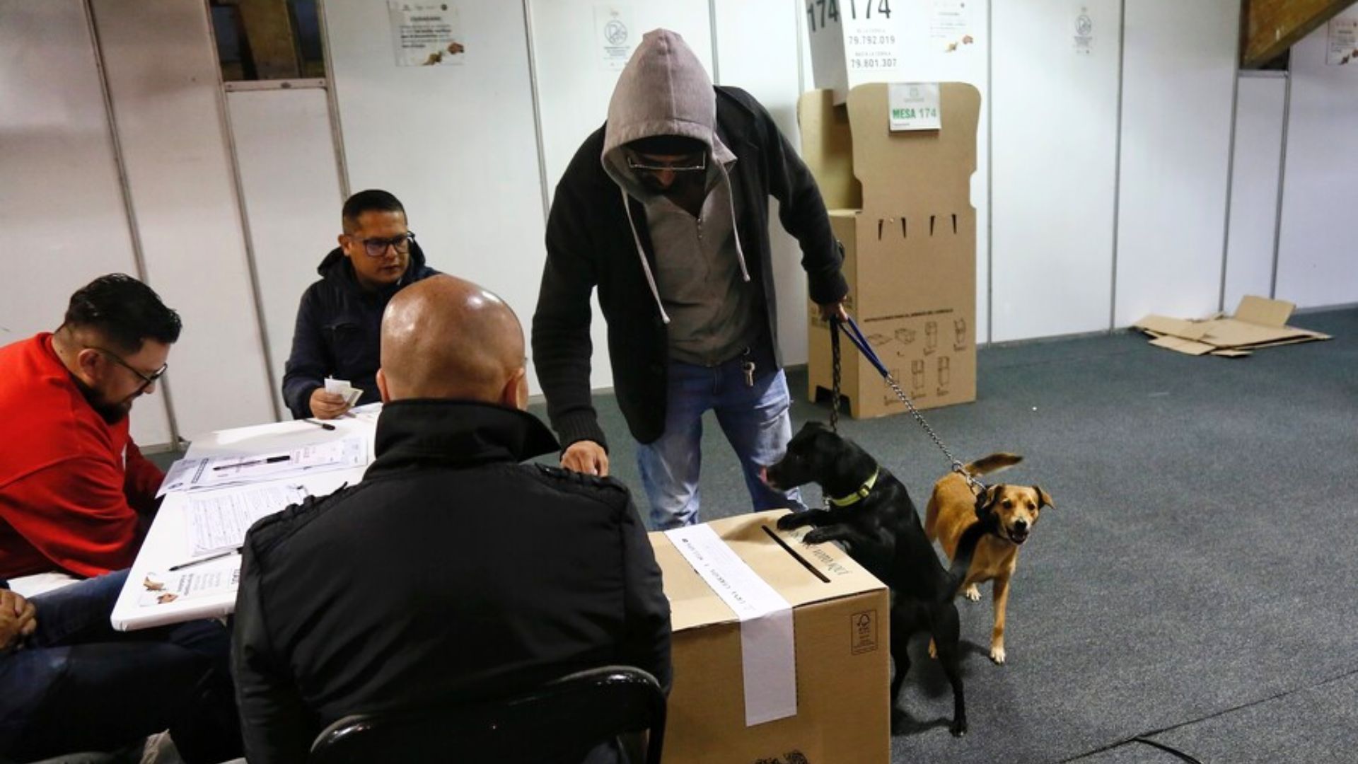 Se trata del momento en que el ciudadano necesita presentar la cédula de ciudadanía digital para identificarse ante el jurado de votación. 